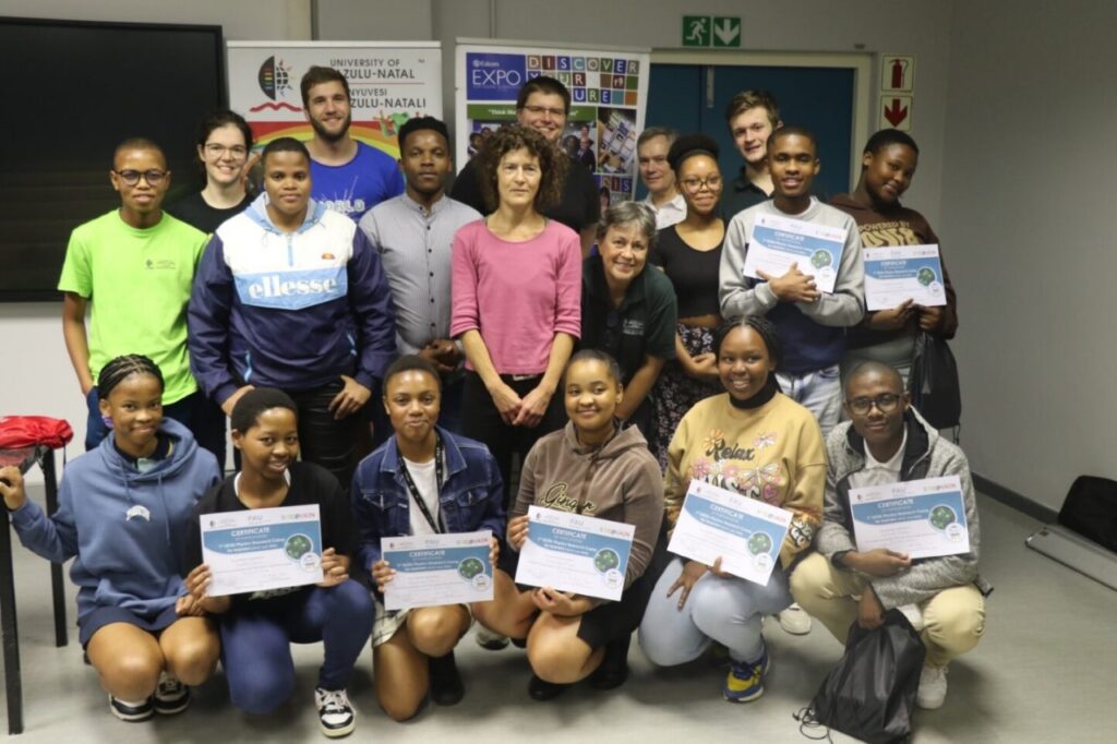 First Physics Research Camp at UKZN: Participants and Supervisors from UKZN and FAU first row: Zekhethelo Mbatha, Nonhle Danisa, Nondumiso Dlamini, Asithandile Majola, Anele Biyela, Asifunde Madiya second row: Siphamandla Khoza, Siphamandla Khoza, Masibulele Gobo, Dr. Angela Fösel, Dr. Tanja Reinhardt, Nokukhanya Nene, Siyethaba Shozi, Anel Gumede third row: Elisabeth Meusert, Robin Barth, Kosmas Dandl, Prof. Alan Matthews, Stuart Camp (Sally Frost/UKZN)