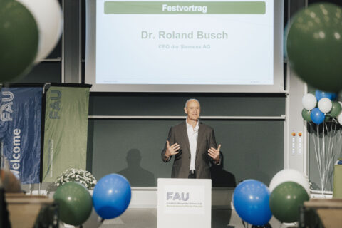 Dr. Roland Busch (Siemens AG) - Friedrich-Alexander-Universität Erlangen-Nürnberg Department Physik Absolventenfeier Physik 16.05.2025 ©Giulia Iannicelli